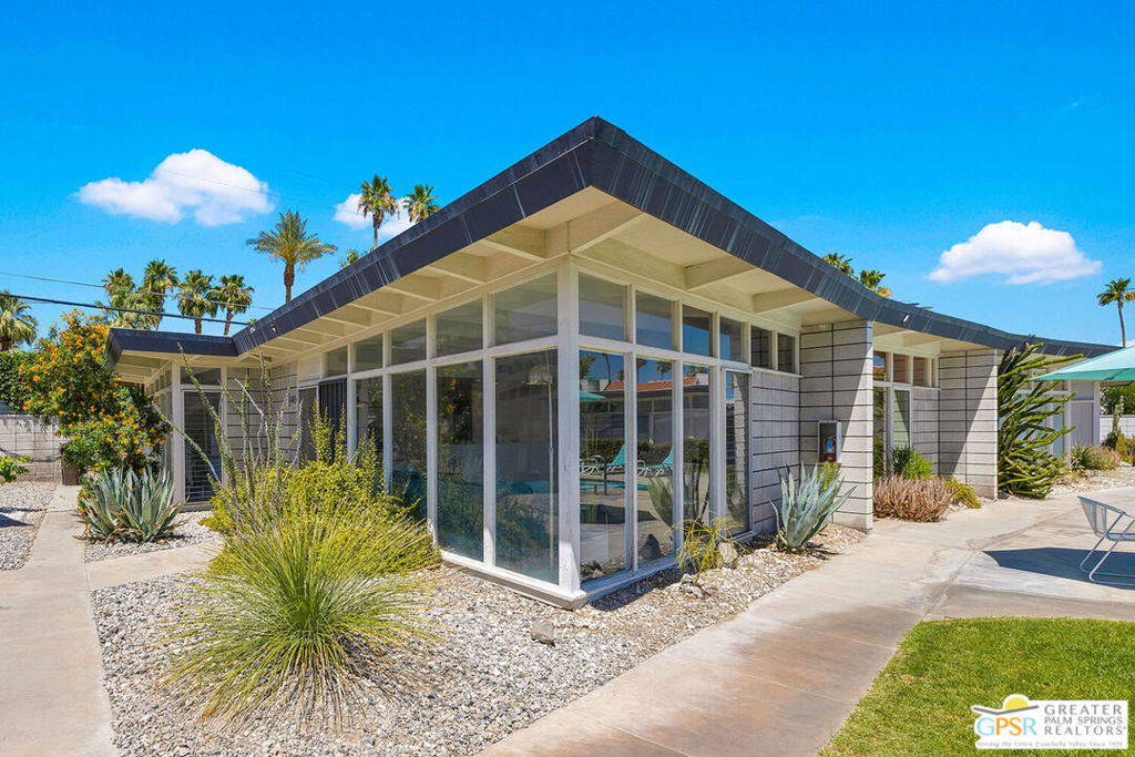 2244 E Tahquitz Canyon Way 5, Palm Springs, CA 92262 — photo 1