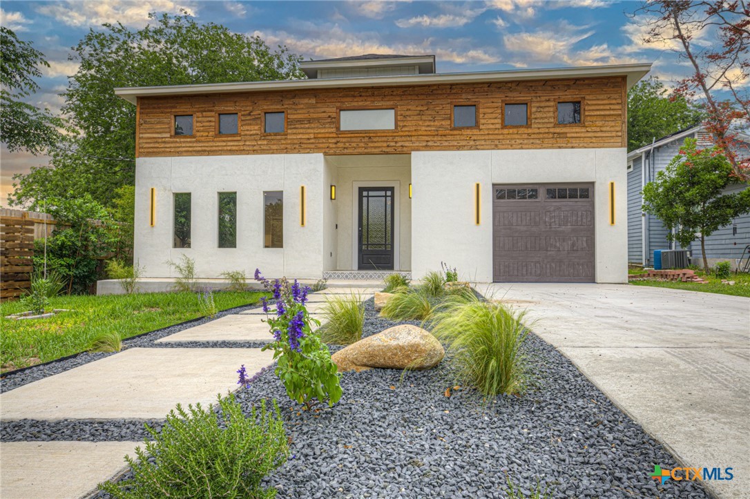 455 S Hackberry Avenue, New Braunfels, TX 78130 — photo 1