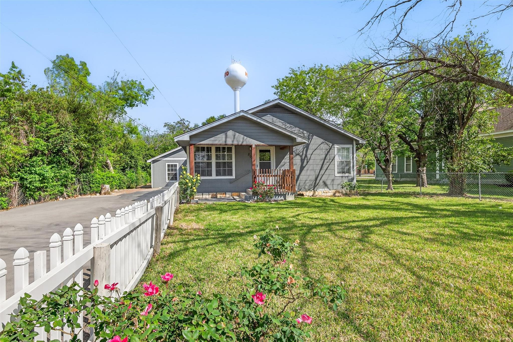 204  Taylor St, Hutto, TX 78634 — photo 1