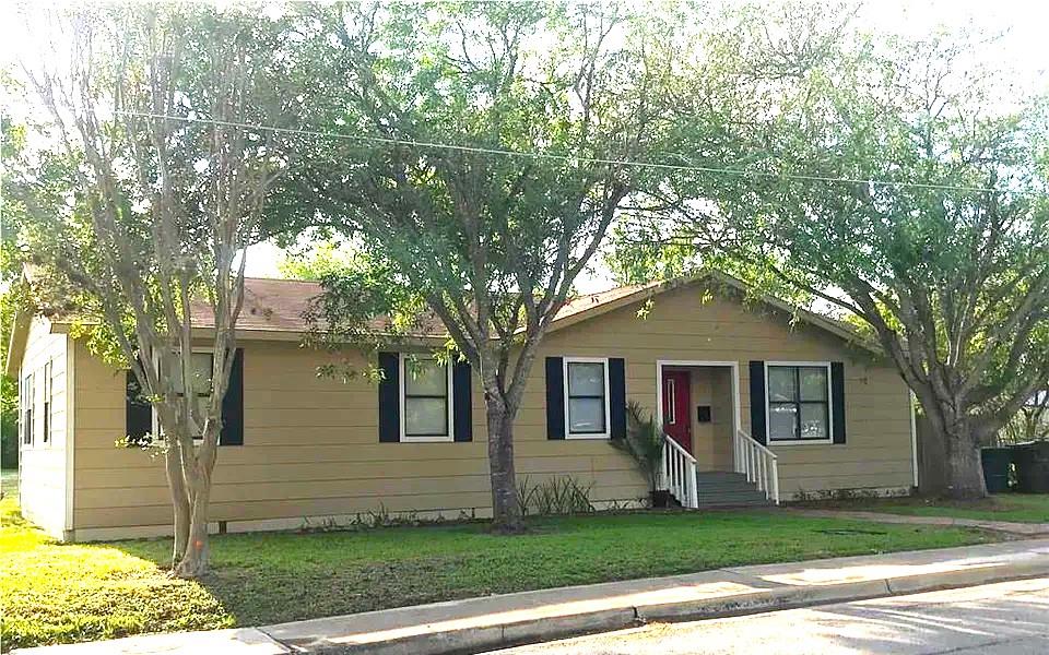911 Brazos, Lockhart, TX 78644 — photo 1