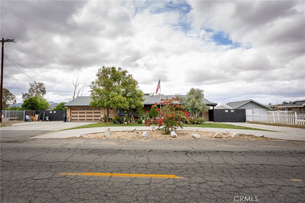 42385 Mayberry, Hemet, CA 92544 — photo 1