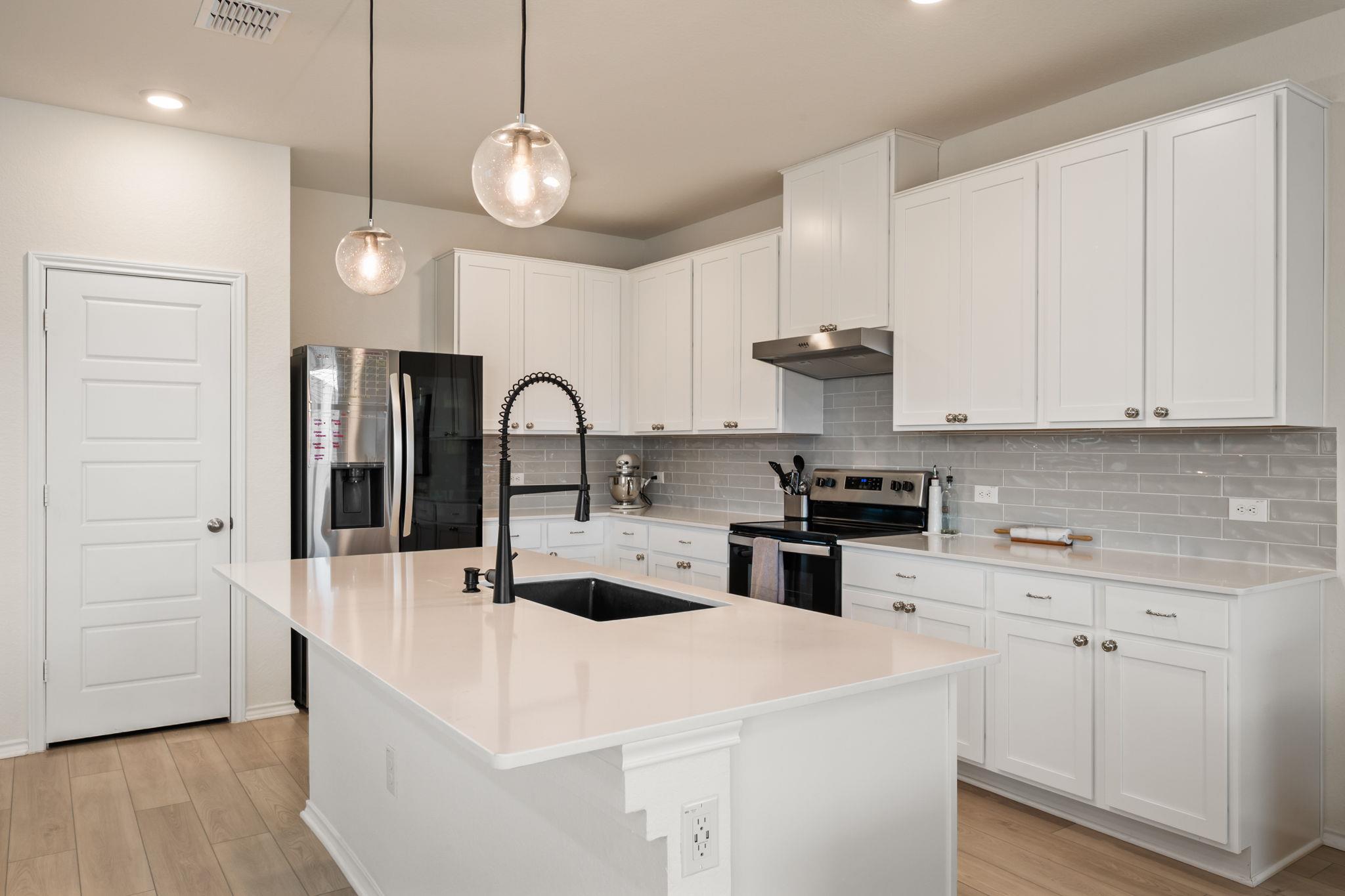 7805 House Finch, Austin, TX 78744 — photo 1