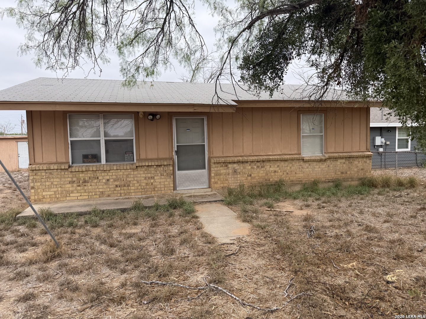 405 N 14TH ST, Carrizo Springs, TX 78834 — photo 1