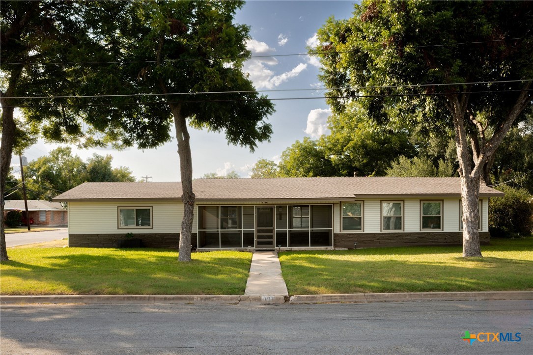 811 Nixon Street, Lockhart, TX 78644 — photo 1
