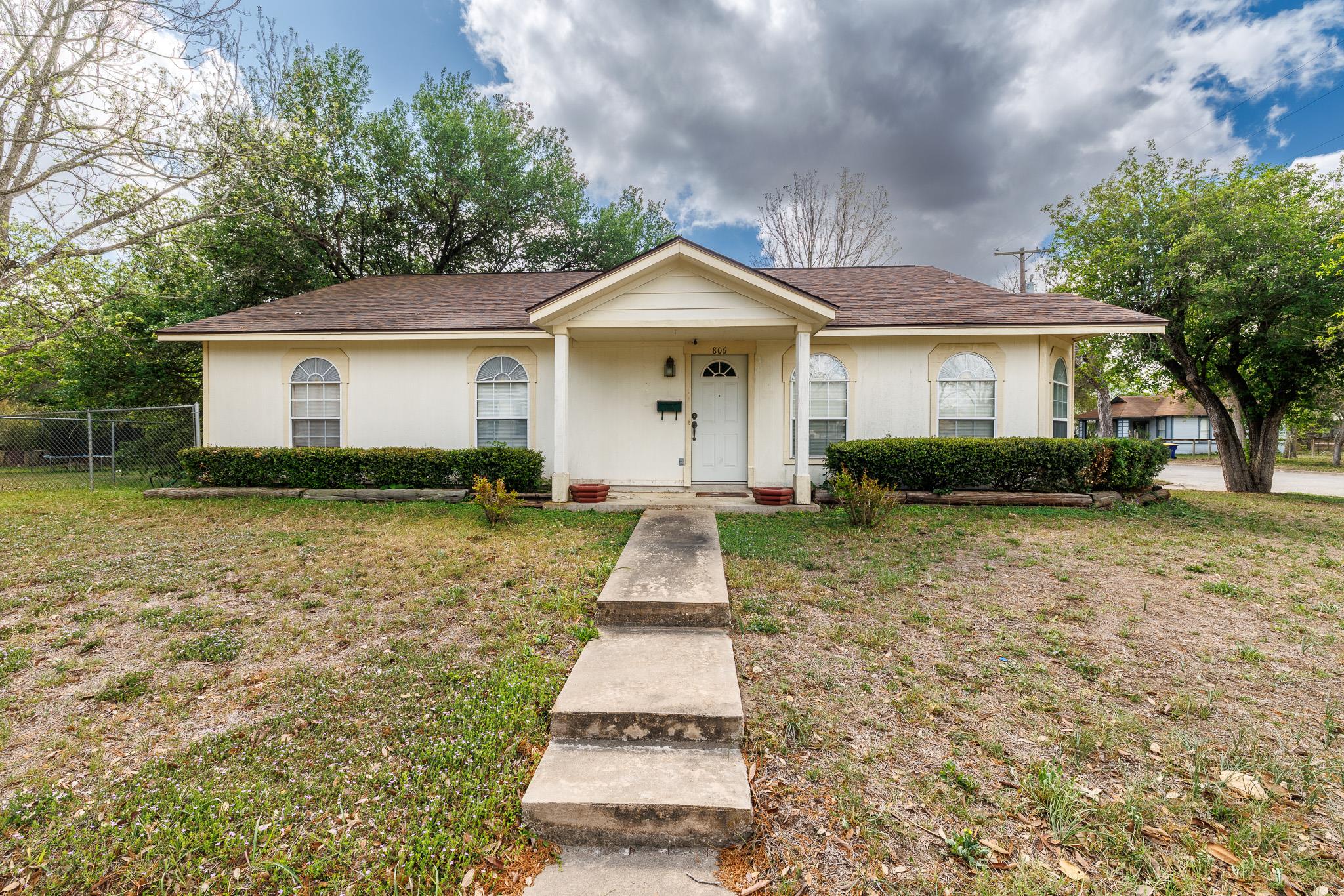 806 Saint Michael, Gonzales, TX 78629 — photo 1