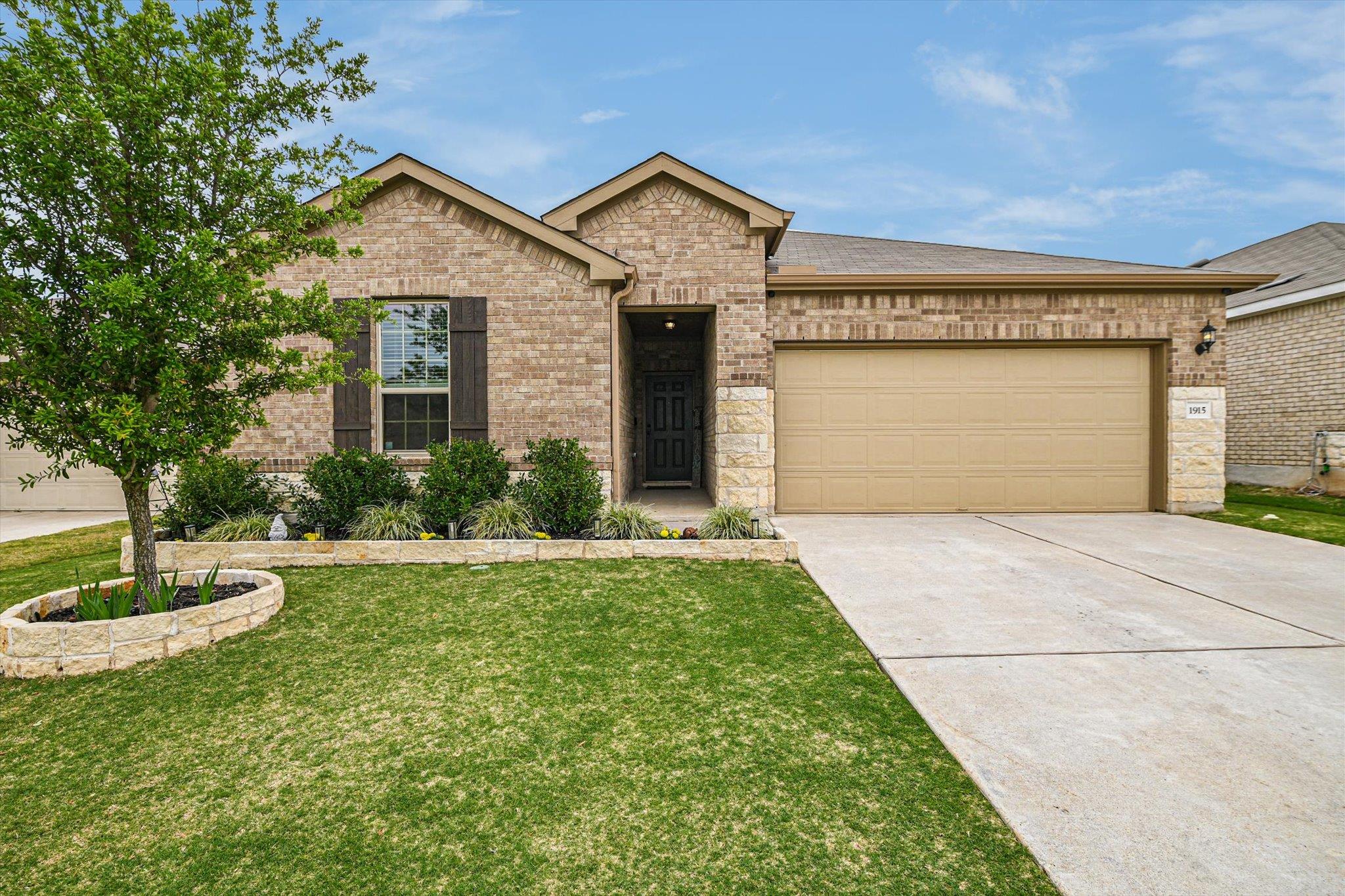 1915 T H Johnson, Taylor, TX 76574 — photo 1