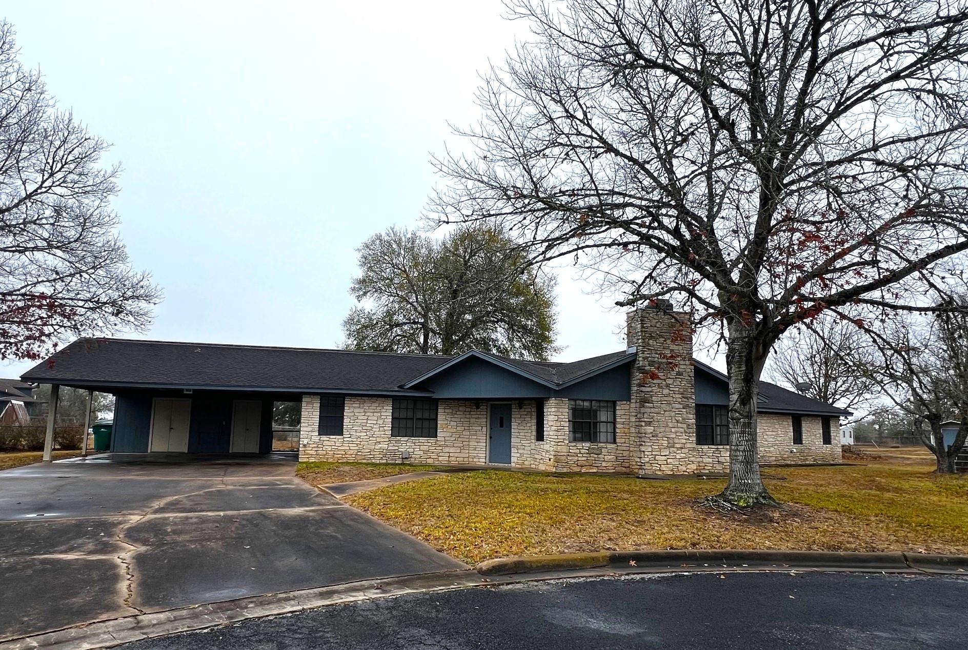 180 Steven, La Grange, TX 78945 — photo 1