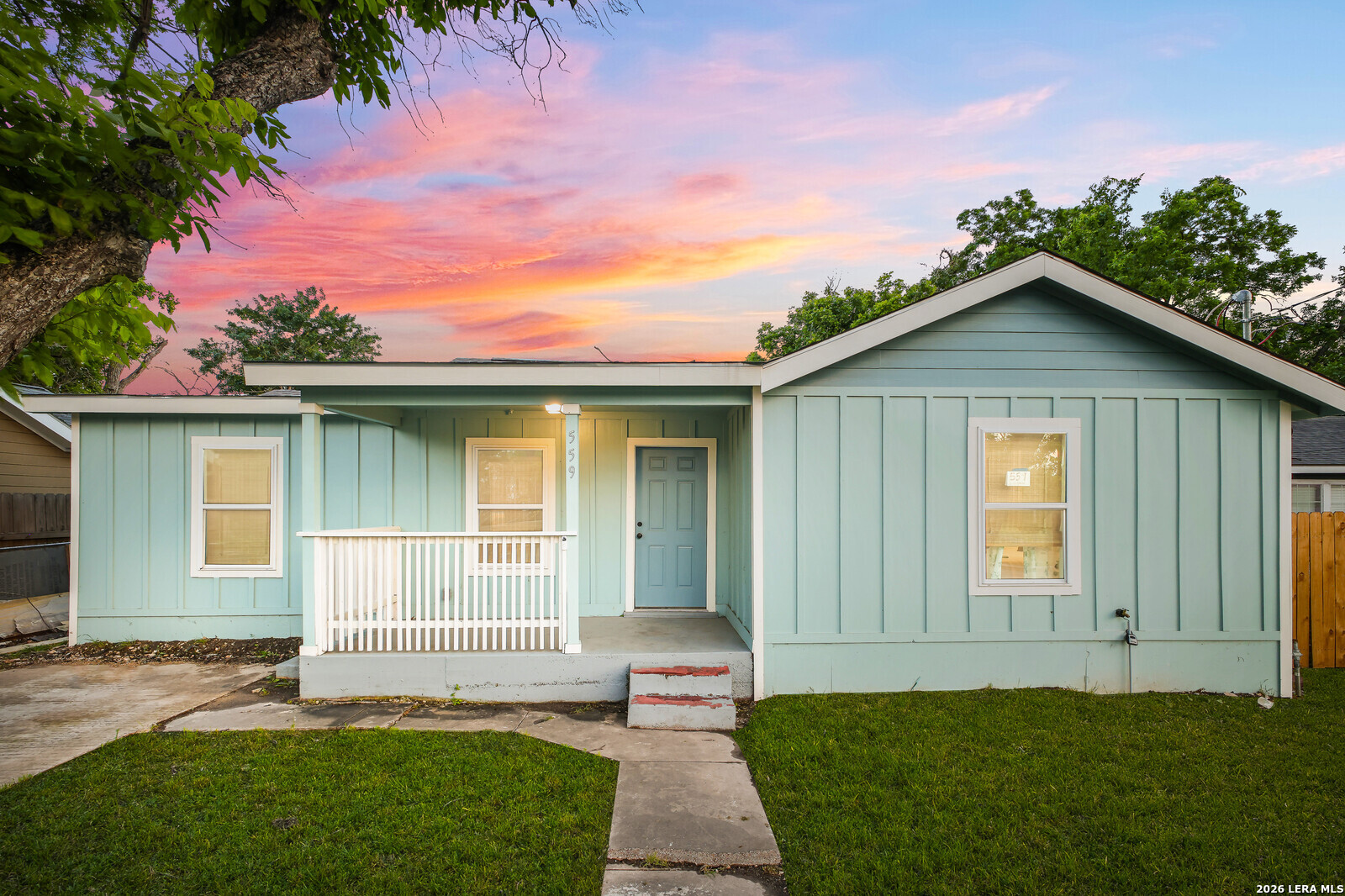 559 W Nacogdoches St, New Braunfels, TX 78130 — photo 1