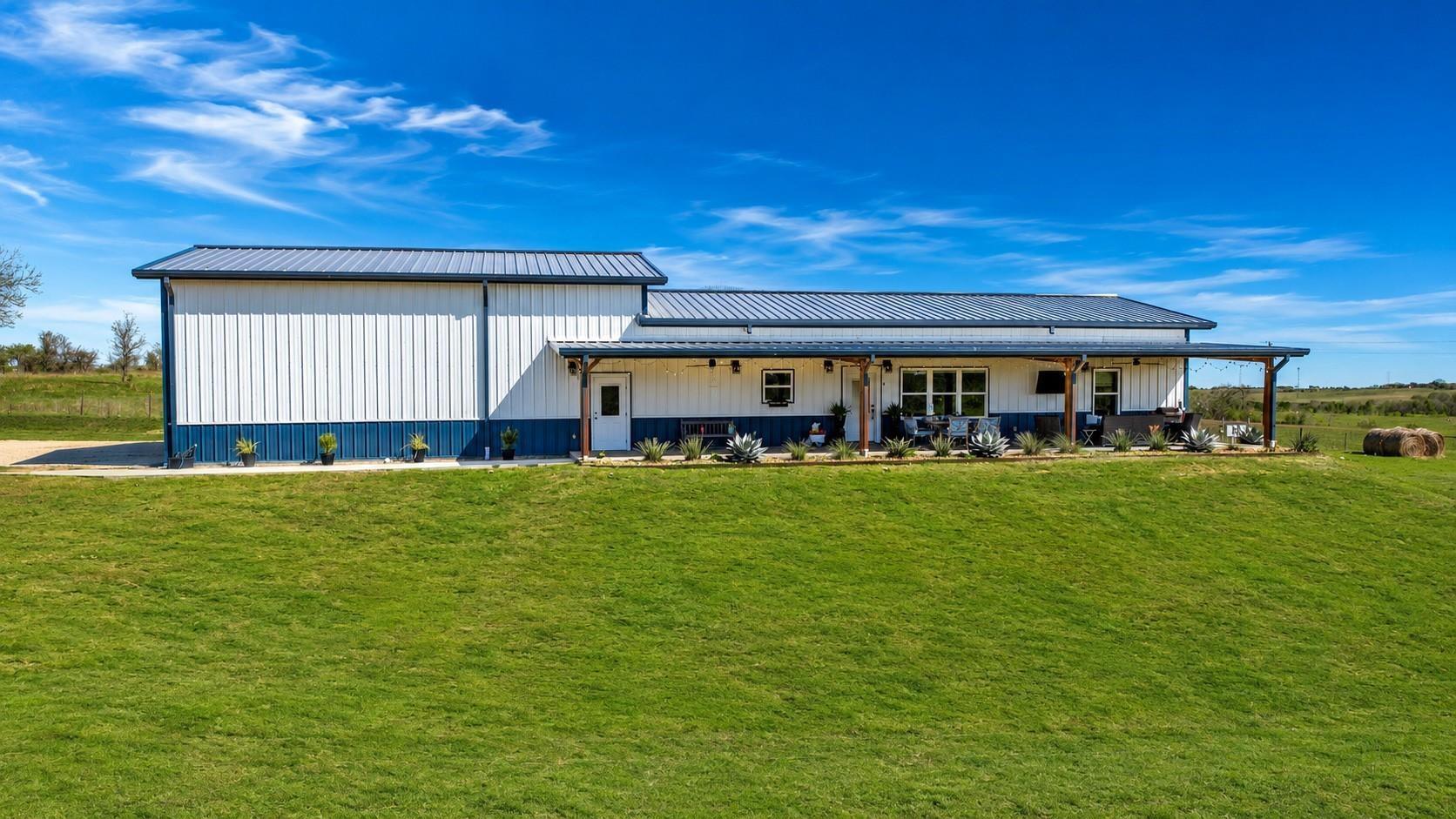 7047 Falke Heinrich, Schulenburg, TX 78956 — photo 1