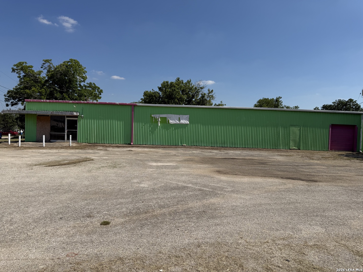 201 W 2ND AVE, Nixon, TX 78140 — photo 1