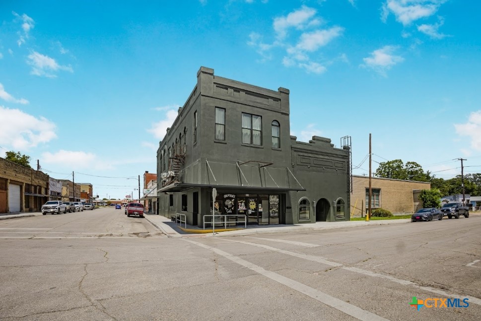 123 W May Street, Yoakum, TX 77995 — photo 1