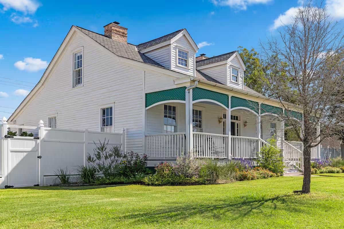 811 Hempstead, Giddings, TX 78942 — photo 1