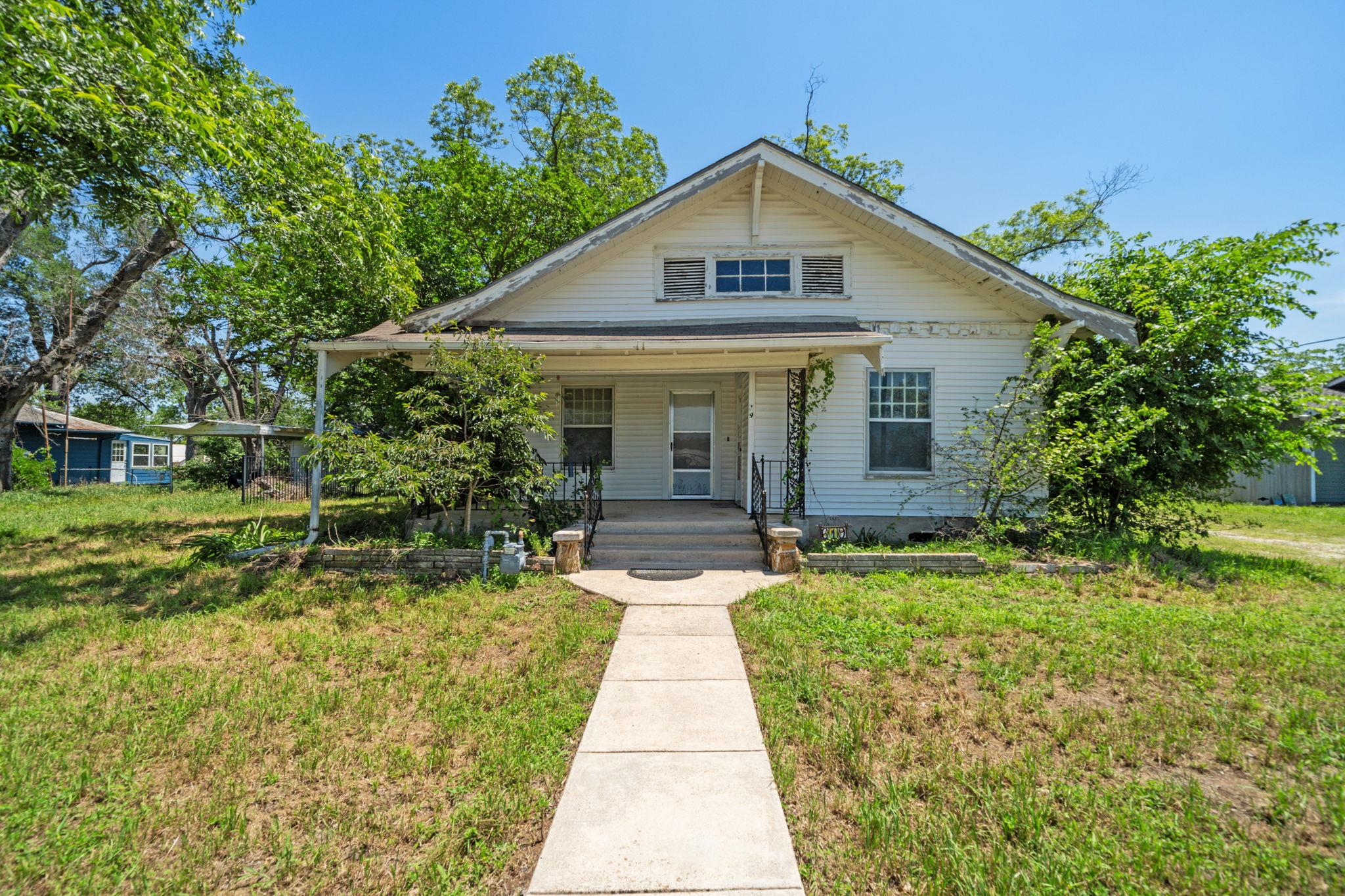 619 W Bell Ave, Rockdale, TX 76567 — photo 1