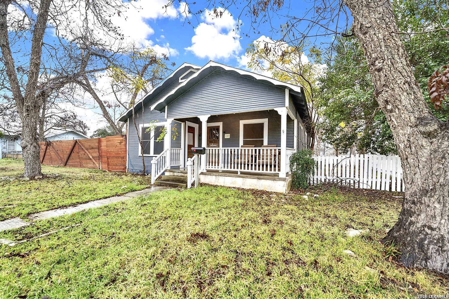 197 N Sycamore, New Braunfels, TX 78130 — photo 1