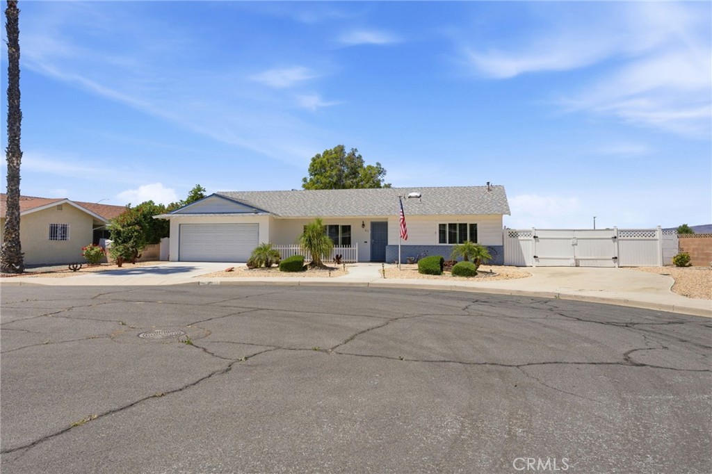 411 Brentwood, Hemet, CA 92543 — photo 1