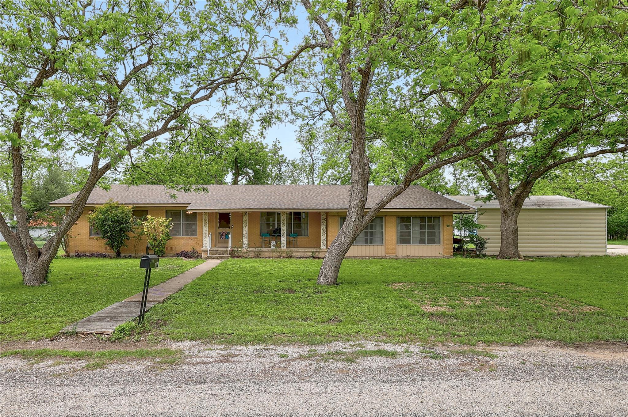 302 Vernon, Thrall, TX 76578 — photo 1