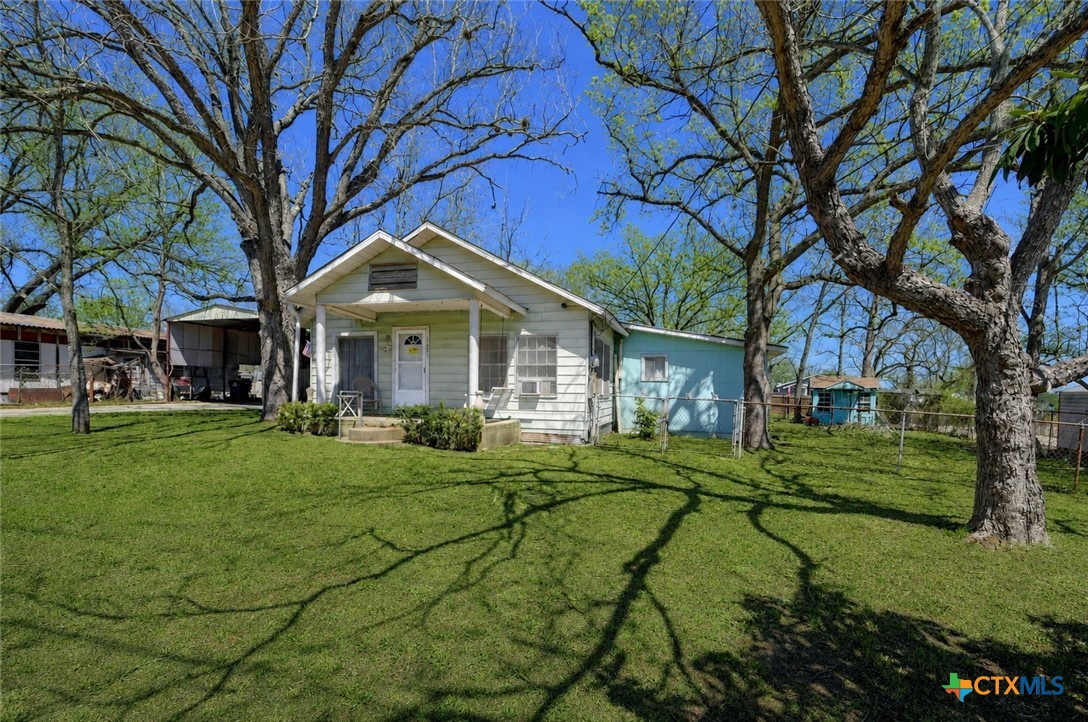 1631 E Fannin Street, Luling, TX 78648 — photo 1