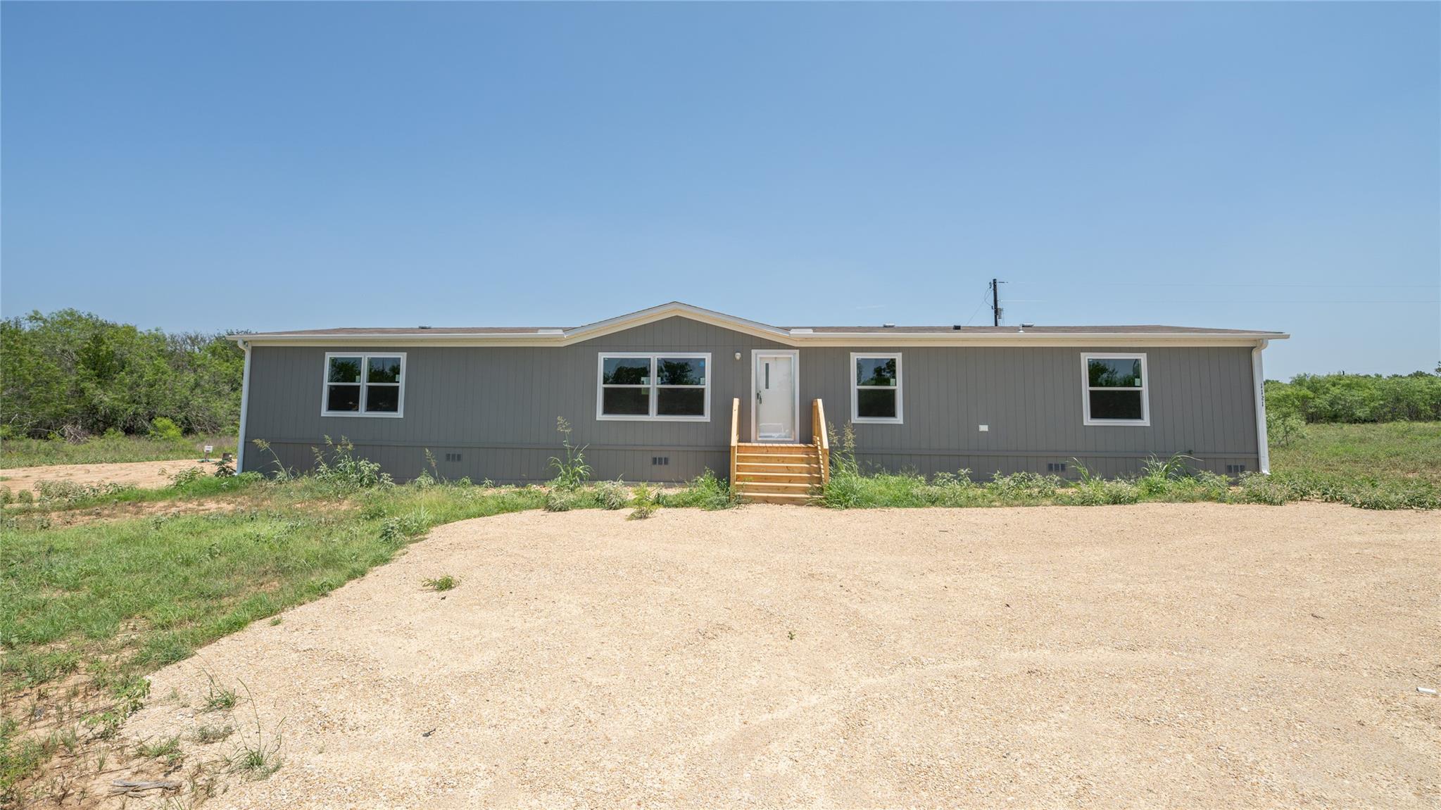 1121 Callihan, Luling, TX 78648 — photo 1