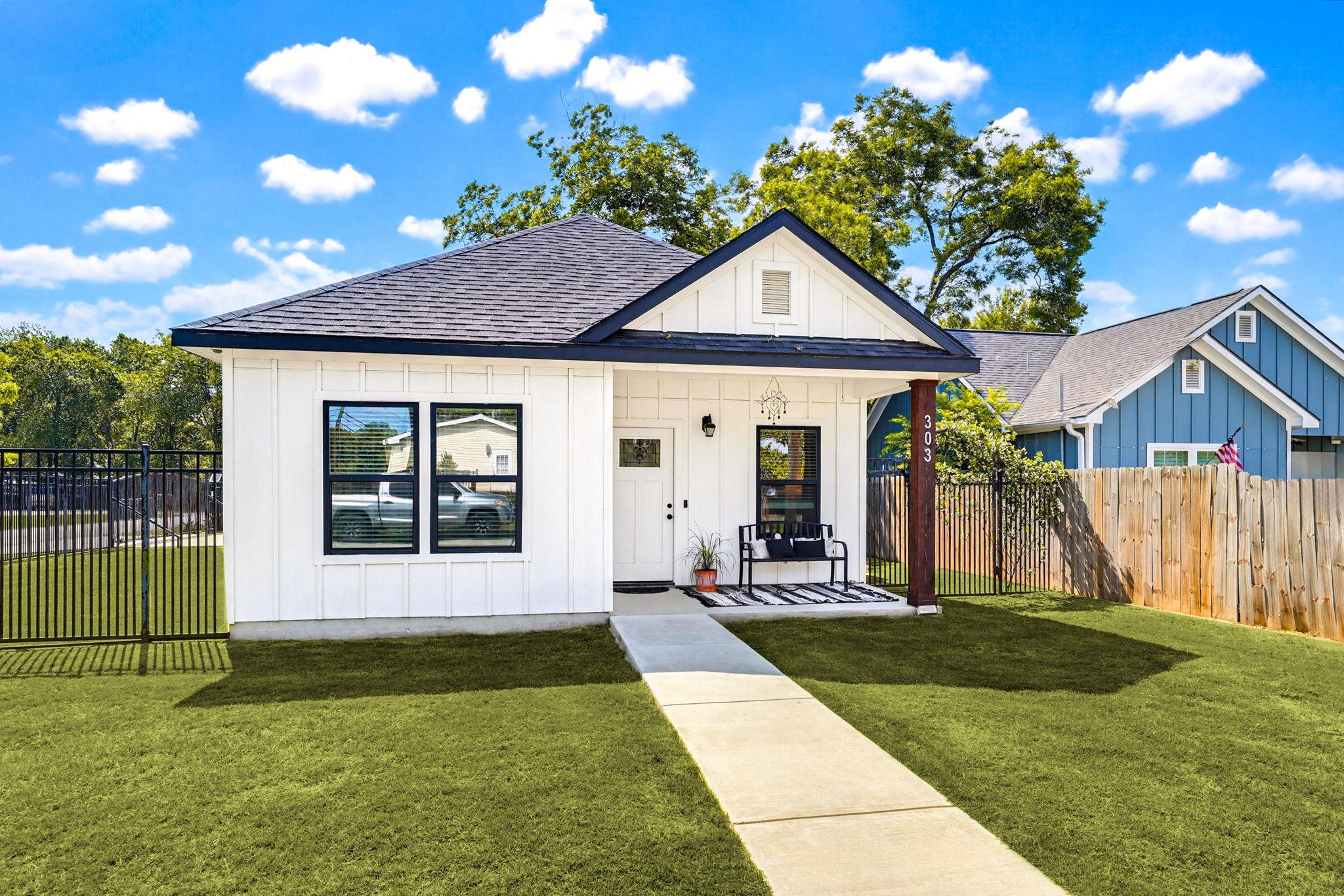 303 Pine, Luling, TX 78648 — photo 1