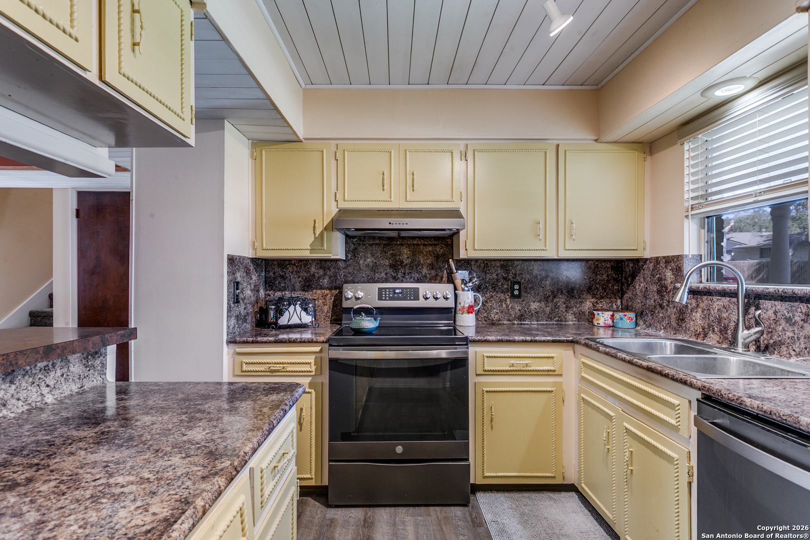 406 Amistad Blvd, ,  78148 — photo 1