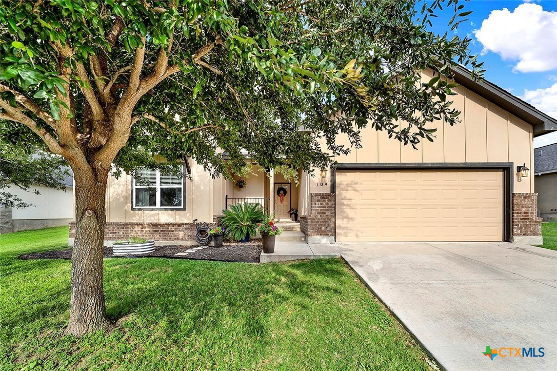 109 Grandview, Floresville, TX 78114 — photo 1