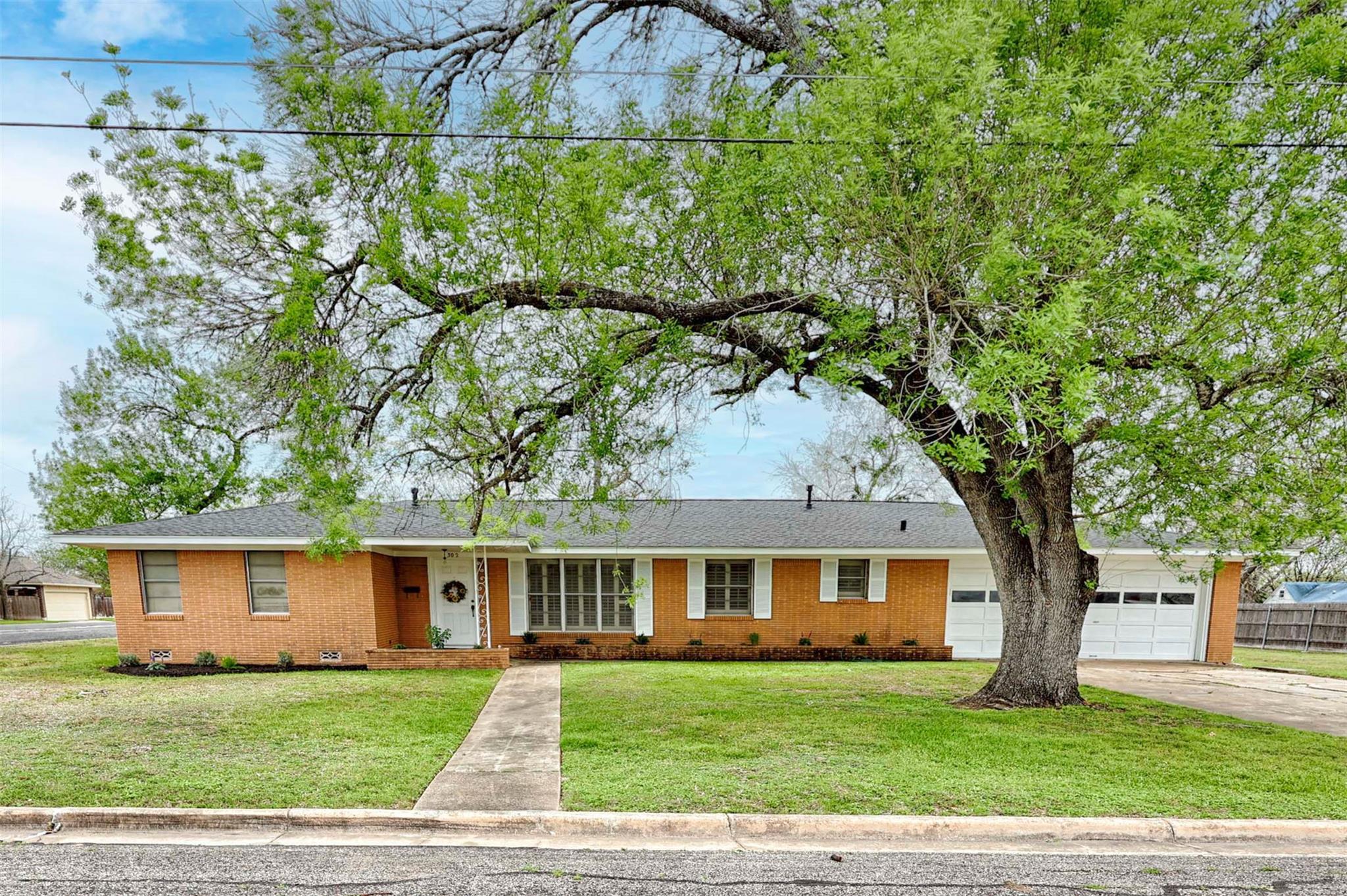 302 Baumgarten, Schulenburg, TX 78956 — photo 1