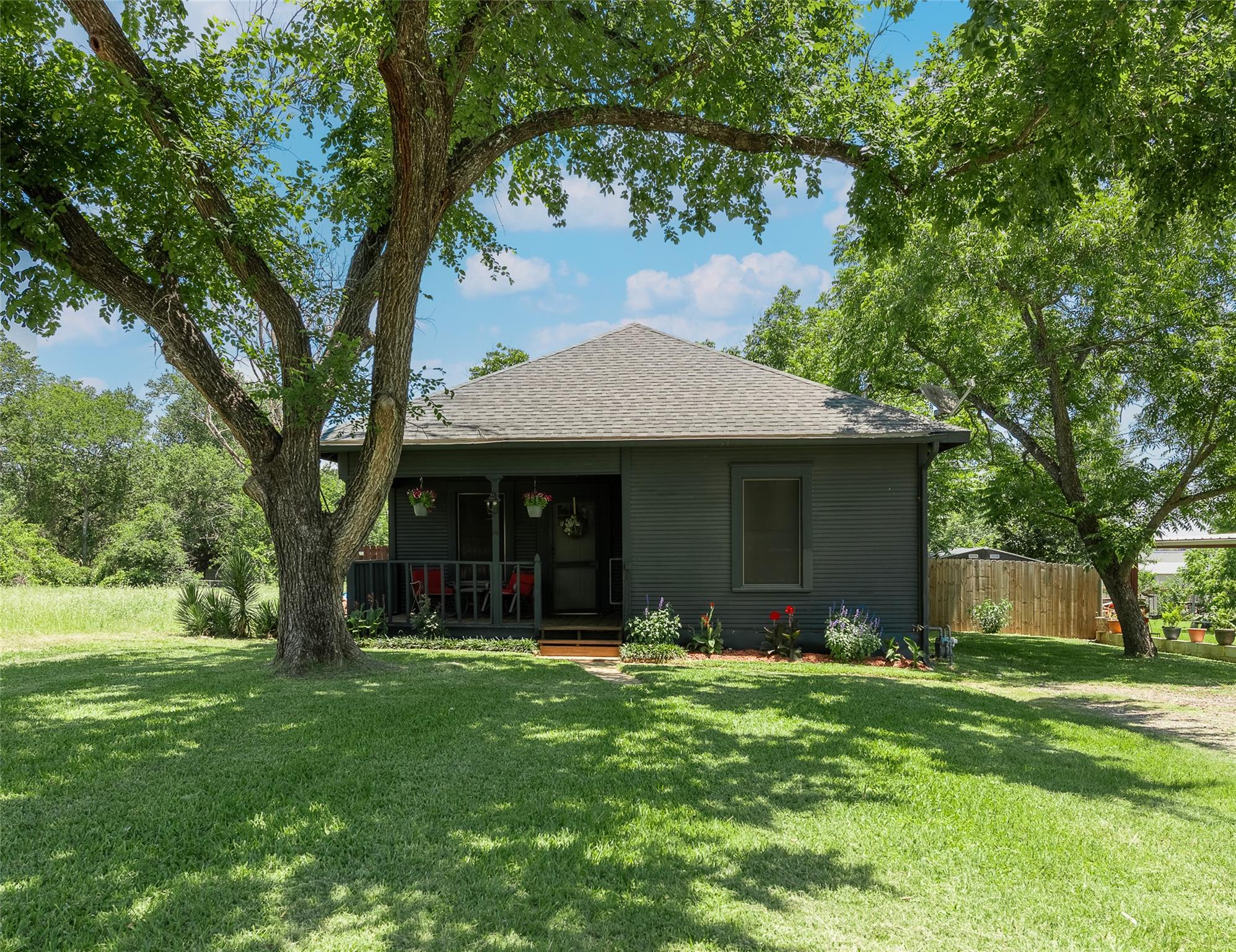 506 Hill, Caldwell, TX 77836 — photo 1