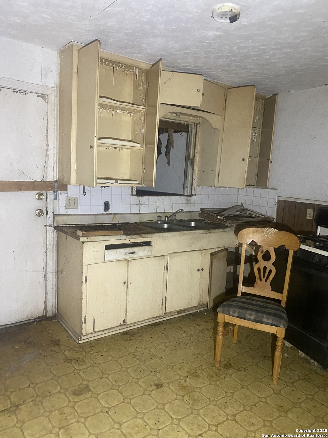 112 Bargas, ,  78210 — photo 1