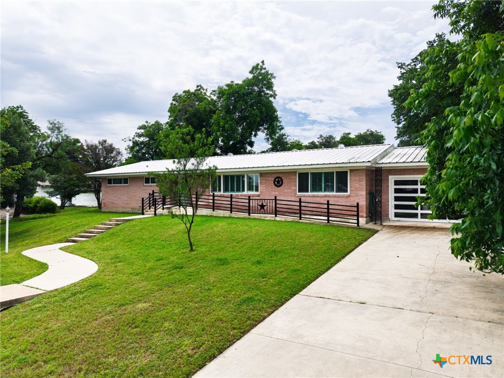 708 W North Ave, Lampasas, TX 76550 — photo 1