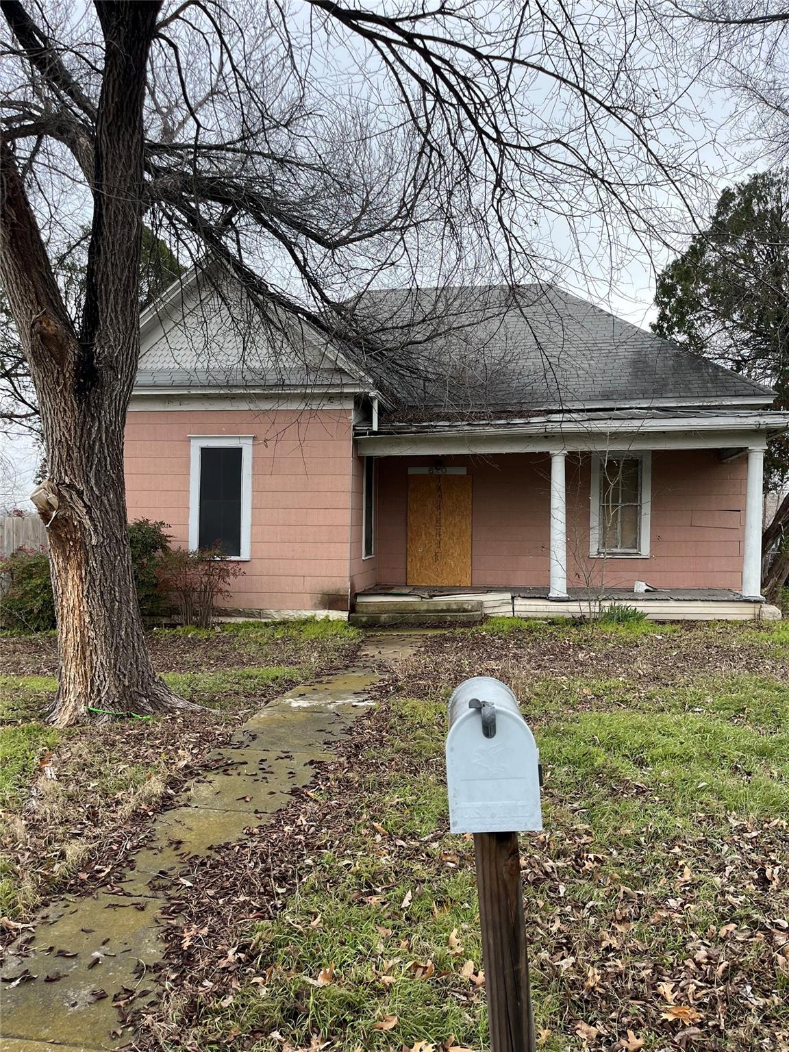 620 Washburn, Taylor, TX 76574 — photo 1