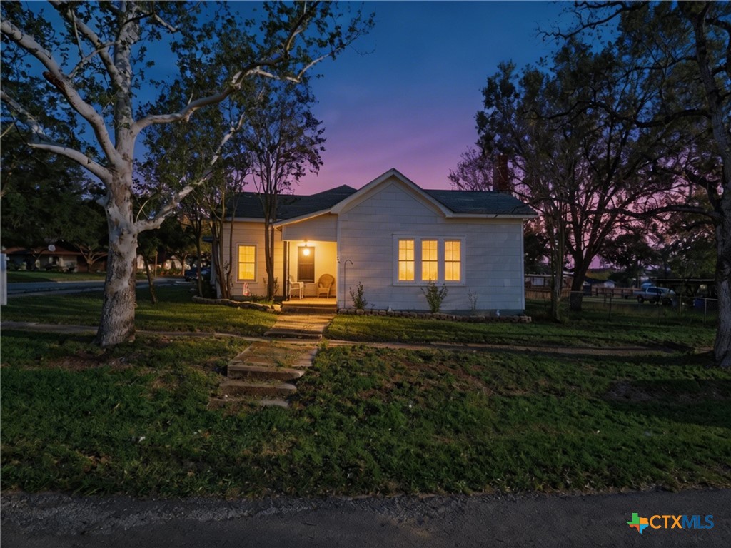 211 E 4th Street, Nixon, TX 78140 — photo 1