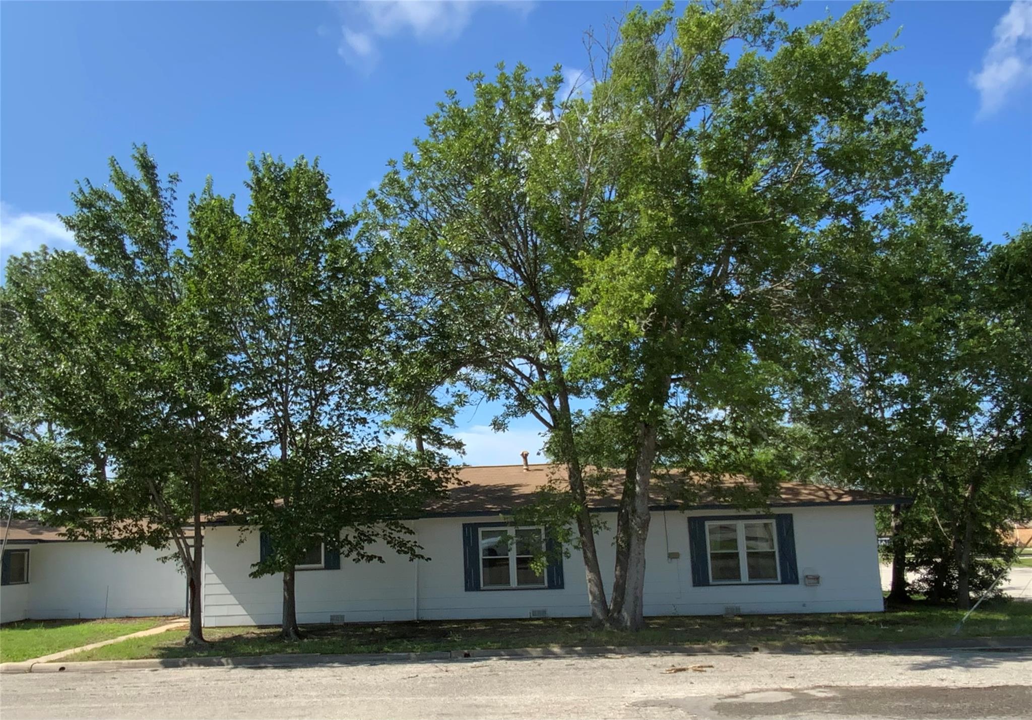 408 Grimes, Giddings, TX 78942 — photo 1
