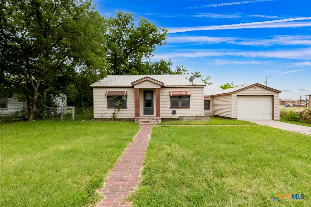 104 E Reagan Avenue, Copperas Cove, TX 76522 — photo 1