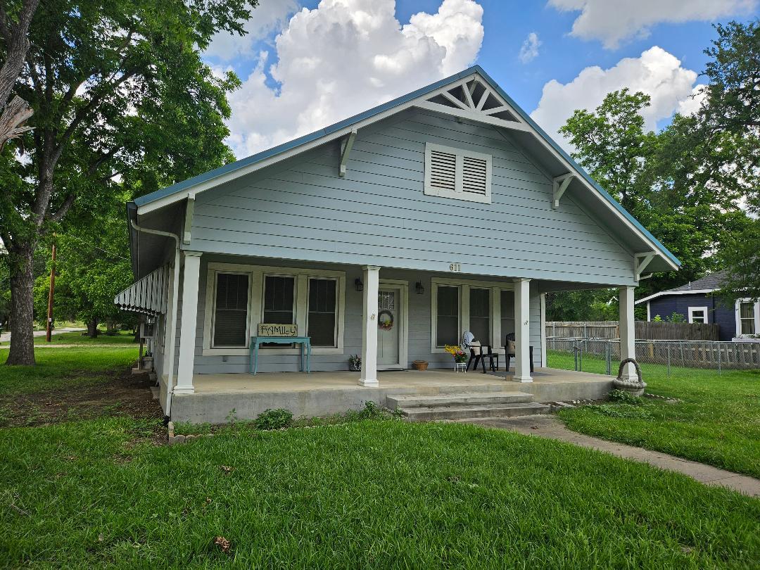 611 Main, Elgin, TX 78621 — photo 1