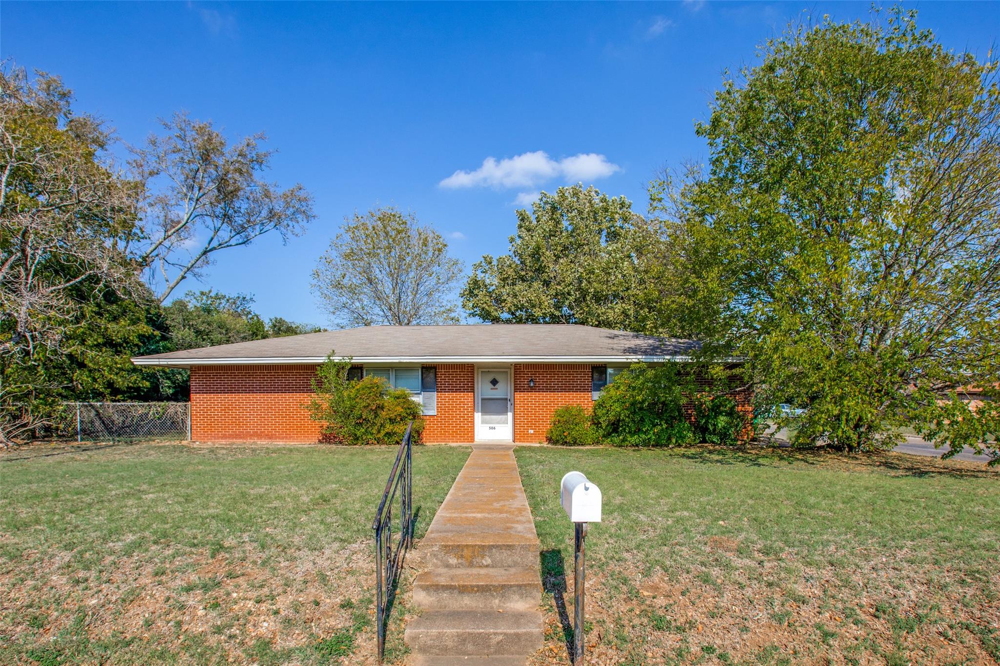 506 Avenue T, Belton, TX 76513 — photo 1
