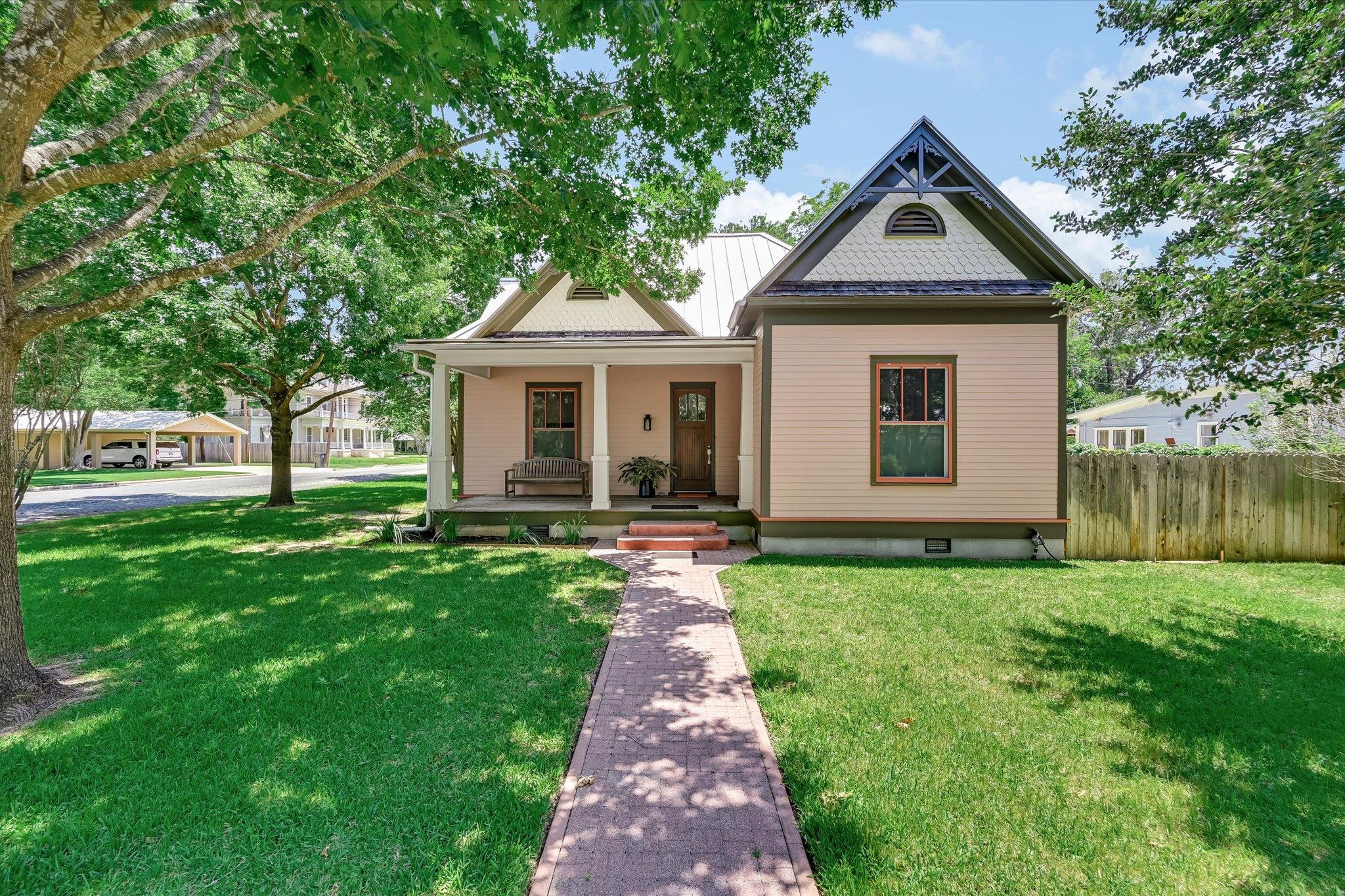 506 Gresham, Smithville, TX 78957 — photo 1