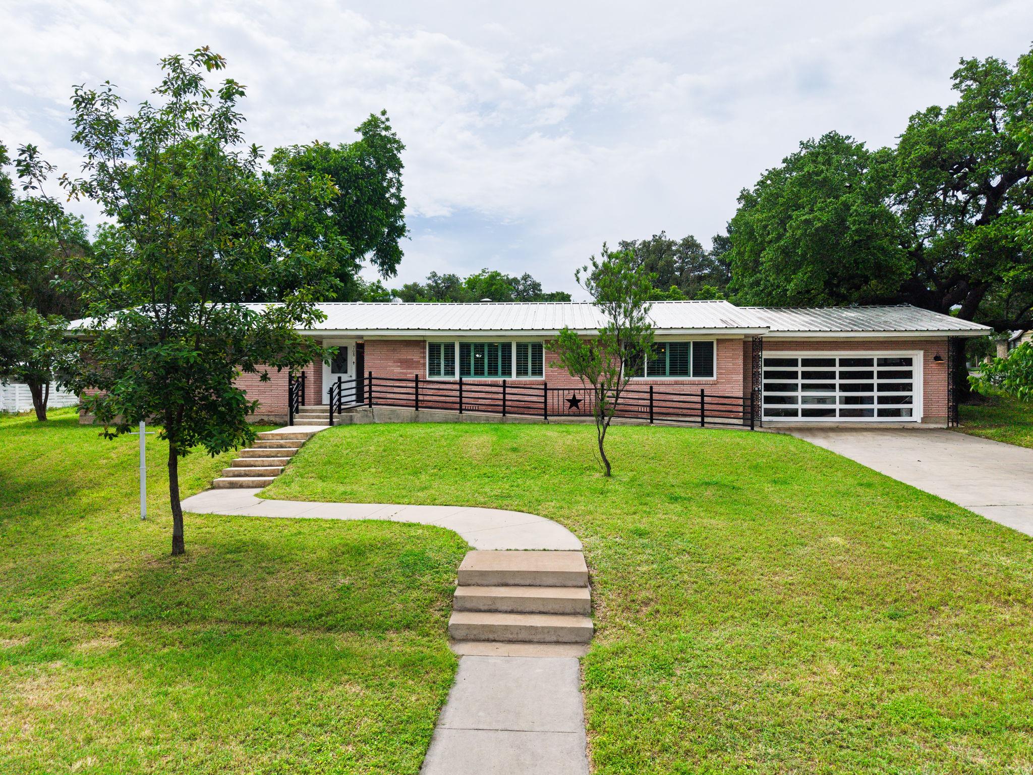 708 North, Lampasas, TX 76550 — photo 1