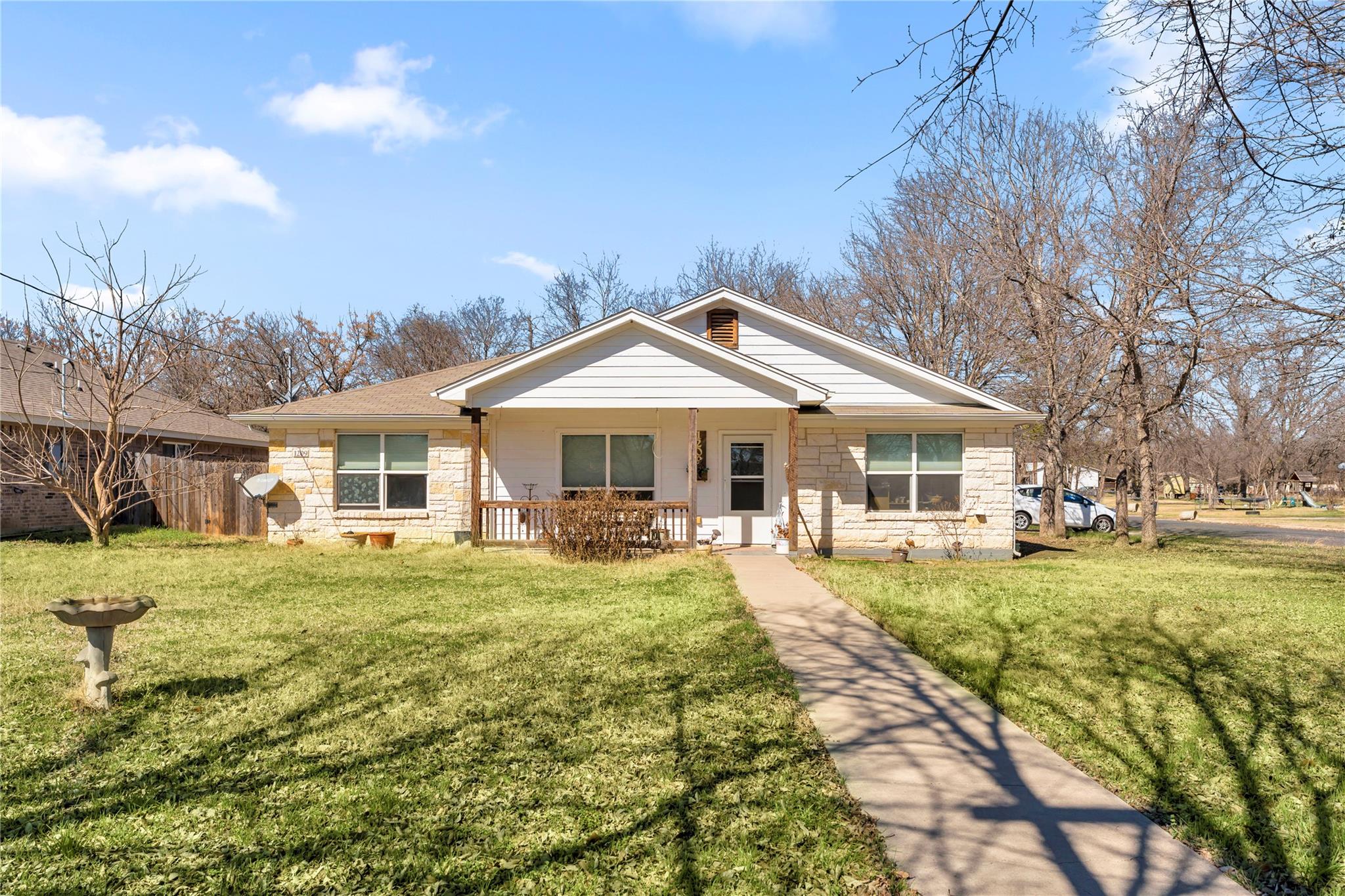 1209 Avenue F, Lampasas, TX 76550 — photo 1