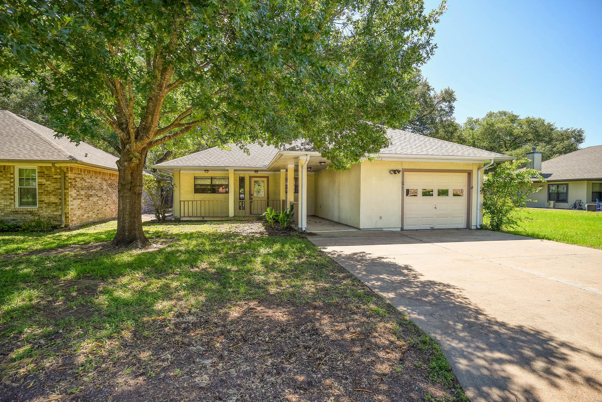 504 Leah, Smithville, TX 78957 — photo 1