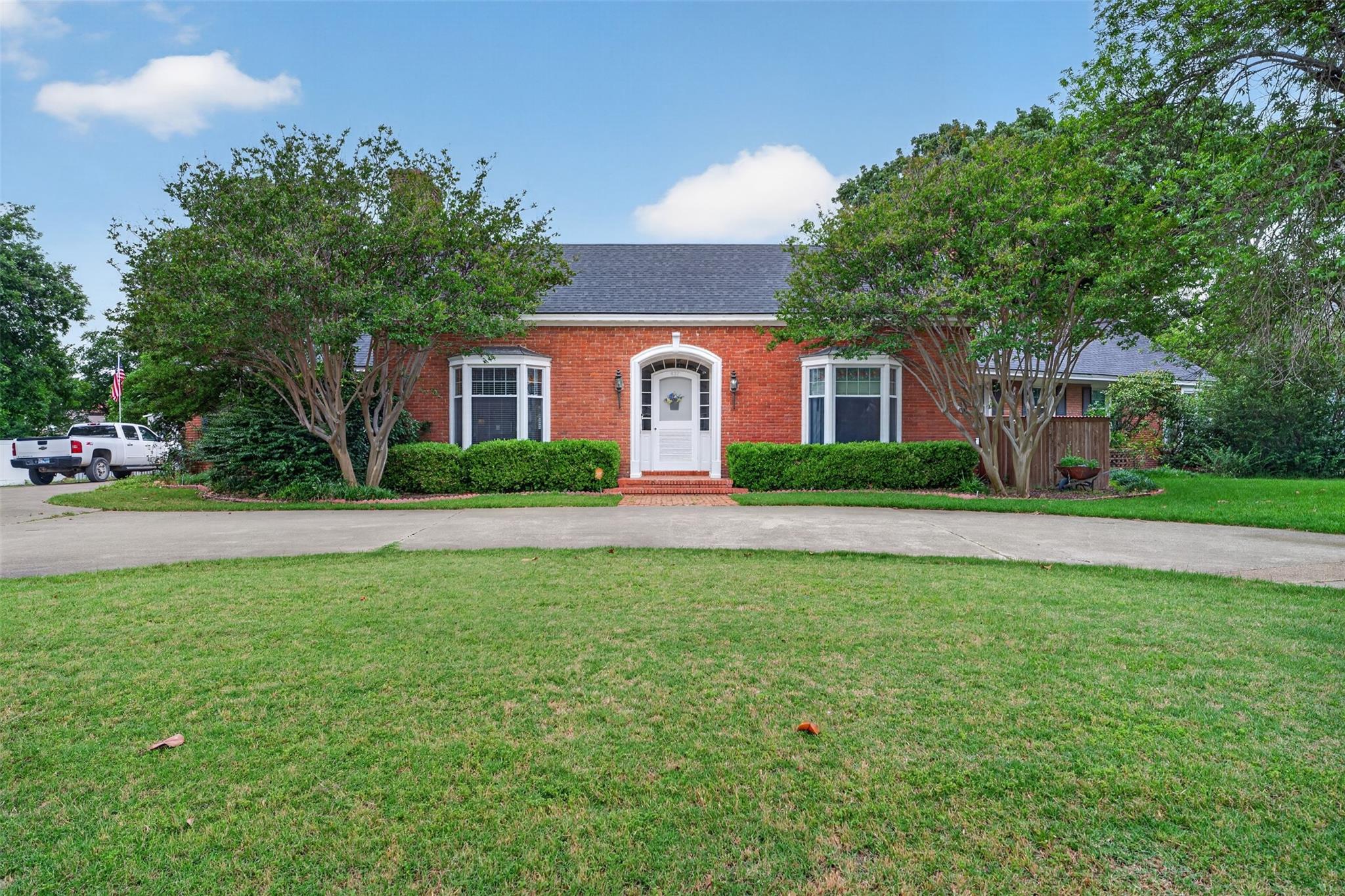 437 Craig, Hillsboro, TX 76645 — photo 1