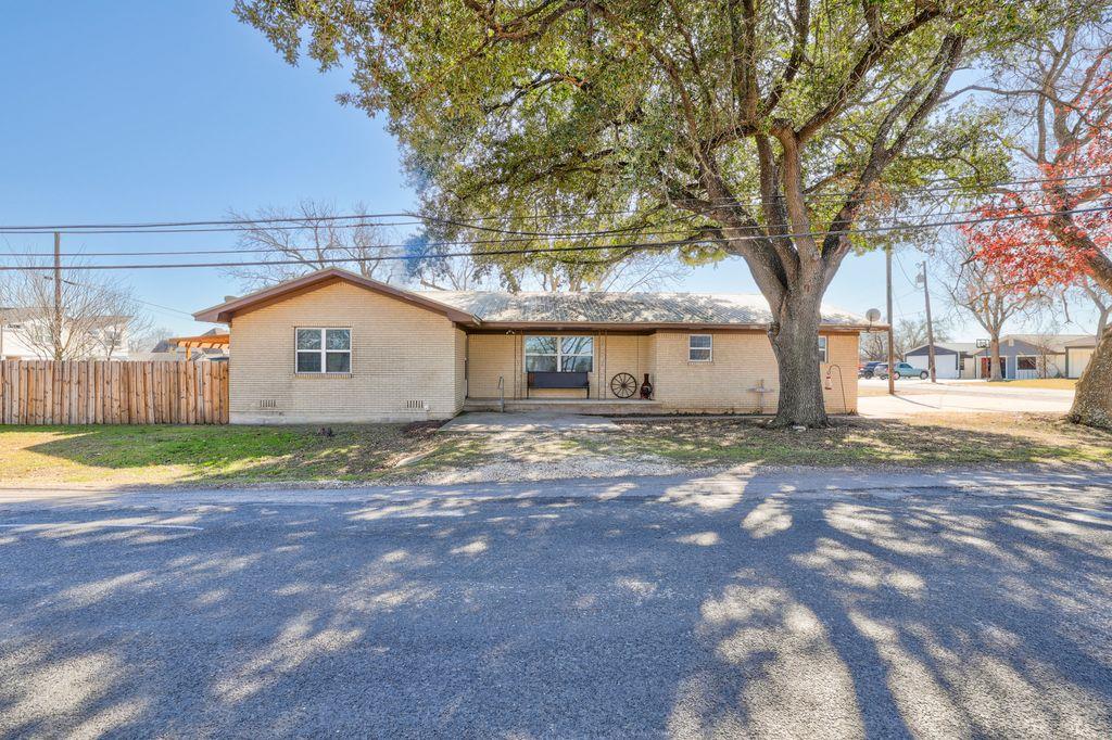 309 Avenue H, Jarrell, TX 76537 — photo 1