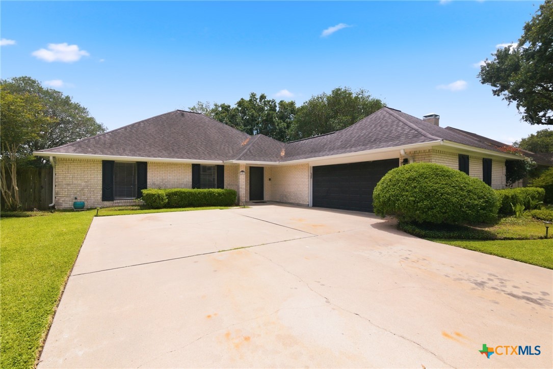 209 Champions Row, Victoria, TX 77904 — photo 1