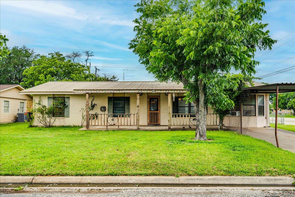 985 Chambers, Giddings, TX 78942 — photo 1