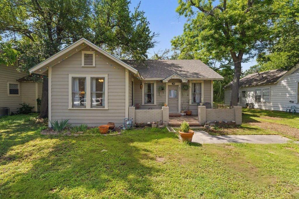 807 Cecelia, Taylor, TX 76574 — photo 1