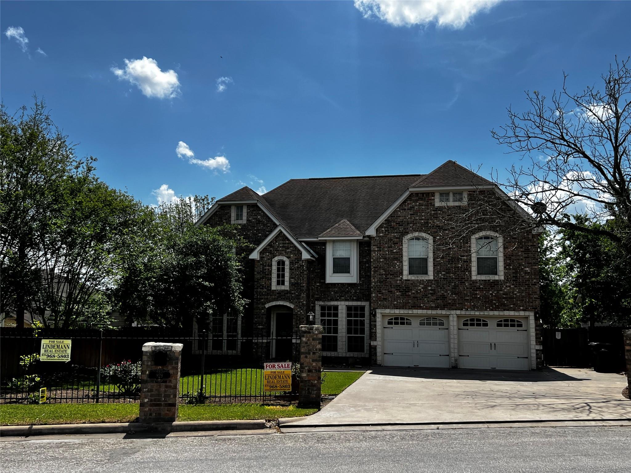 929 Horton, La Grange, TX 78945 — photo 1