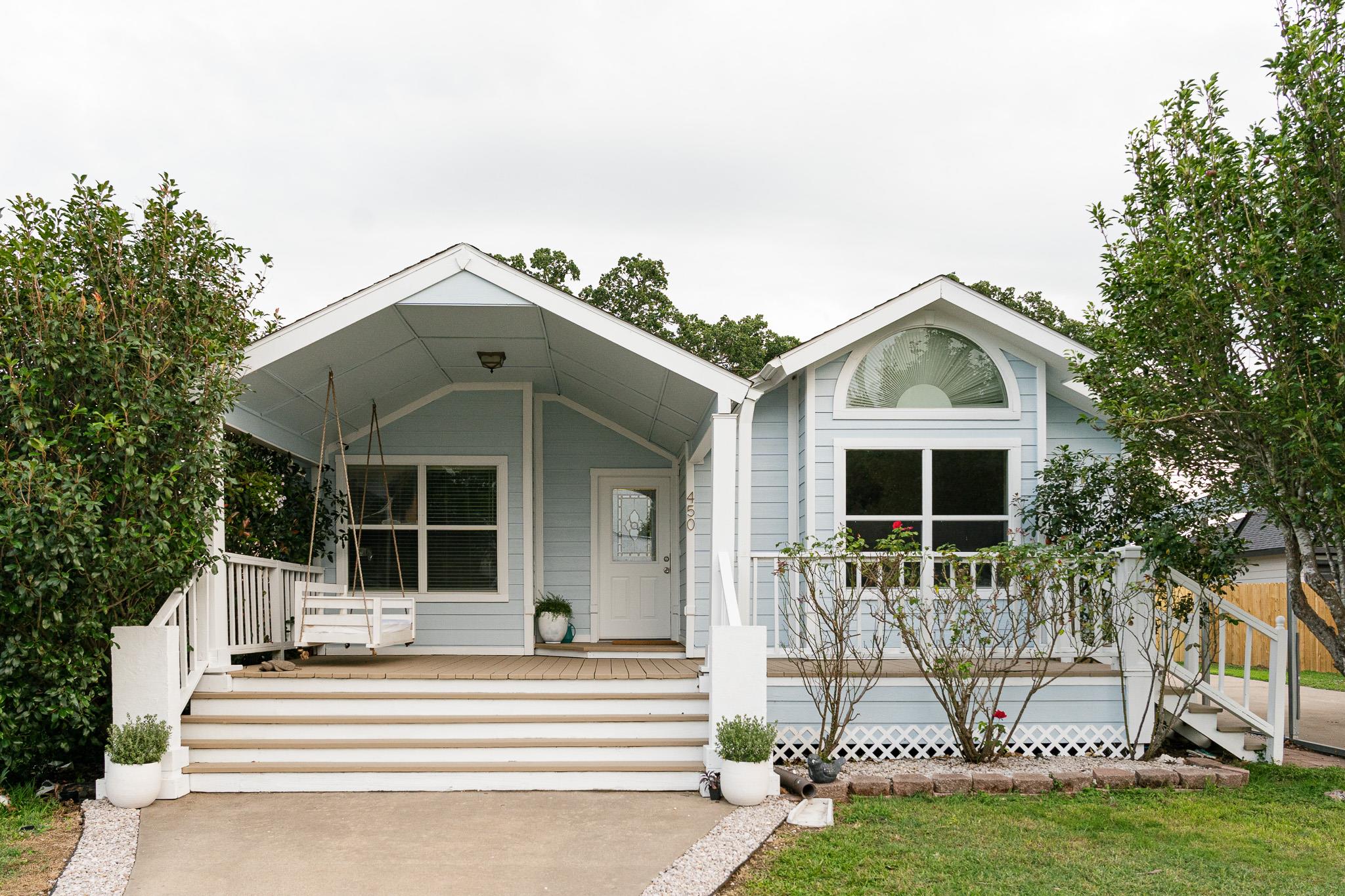 450 Biscayne St, Giddings, TX 78942 — photo 1