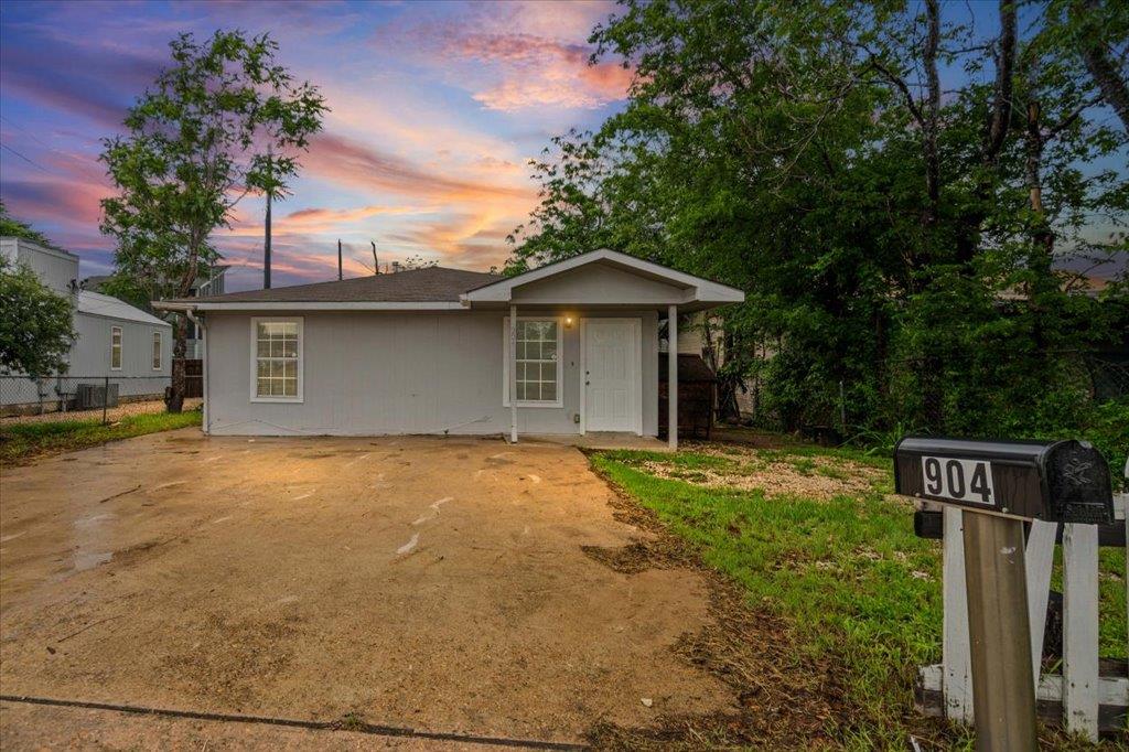 904 Montopolis, Austin, TX 78741 — photo 1