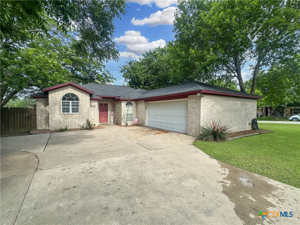 704 S Market Street, Flatonia, TX 78941 — photo 1