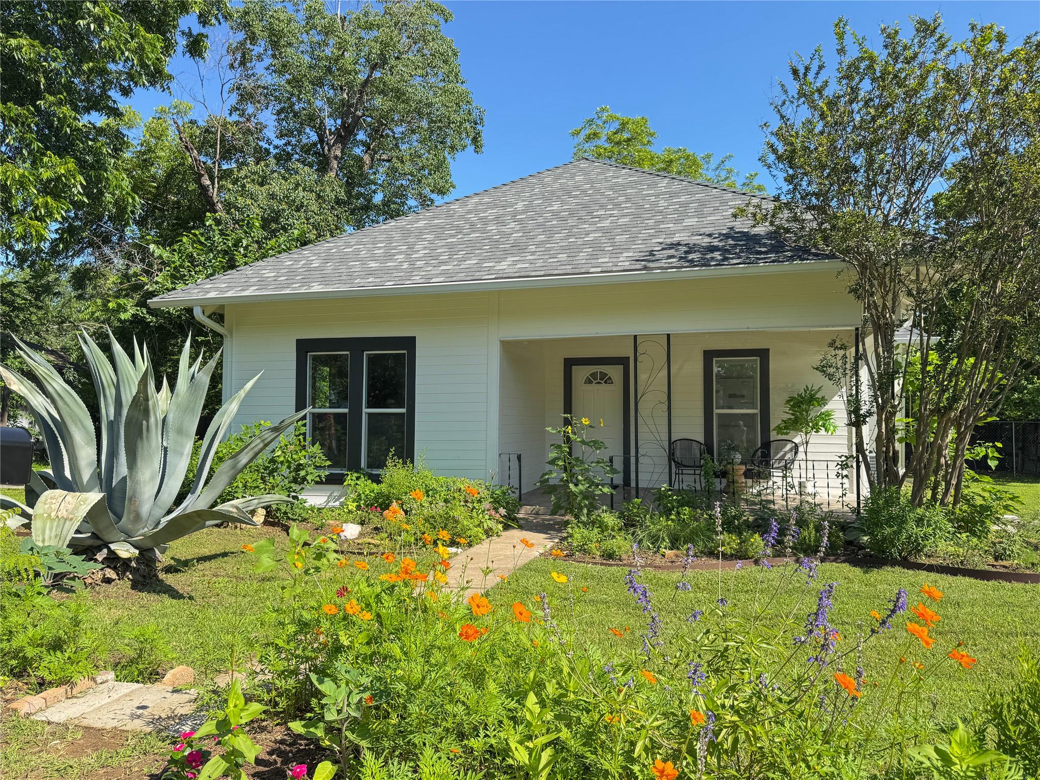 302 Brenham, Elgin, TX 78621 — photo 1