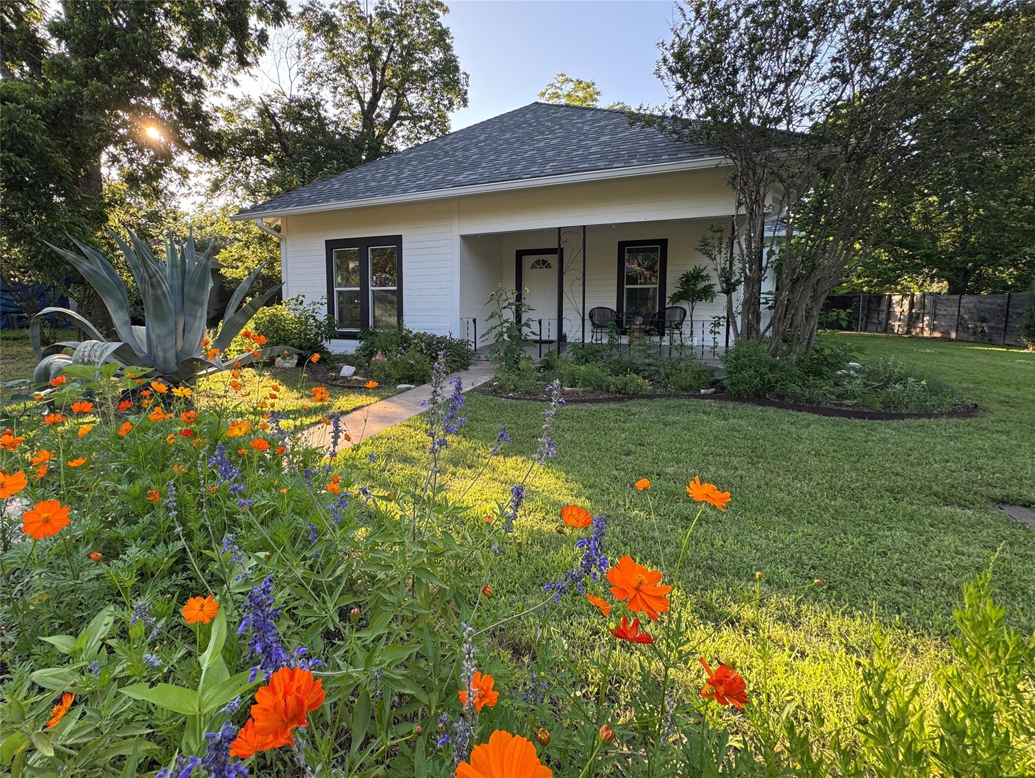 302 E Brenham St, Elgin, TX 78621 — photo 1